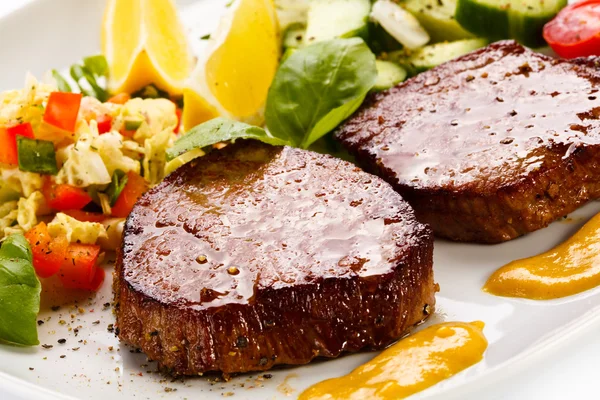 Gegrillte Steaks und Gemüsesalat — Stockfoto