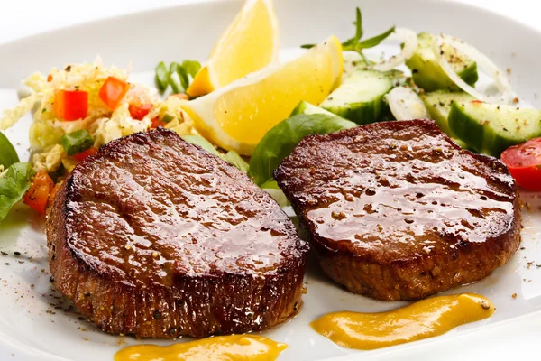 Gegrillte Steaks und Gemüsesalat — Stockfoto