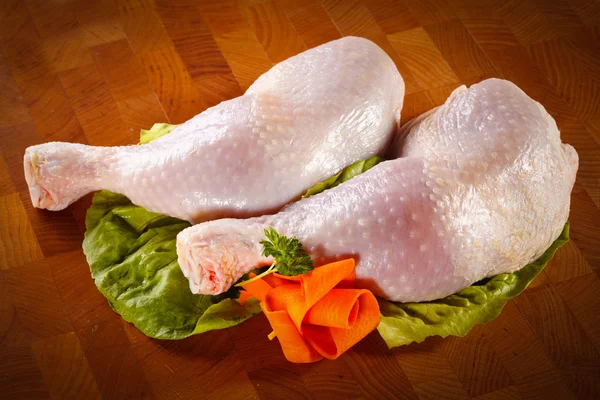 分離された新鮮な未加工鶏の脚 — ストック写真