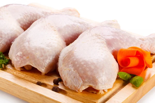 Rå kyckling ben på skärbräda — Stockfoto