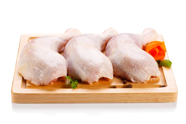 Patas de pollo crudas en tabla de cortar — Foto de Stock