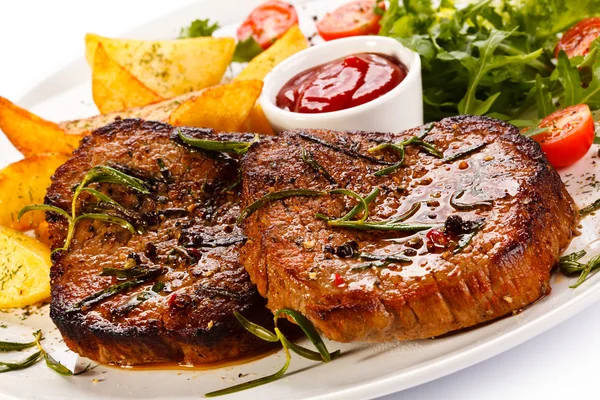Grillezett steak, sült burgonya és zöldségsaláta — Stock Fotó