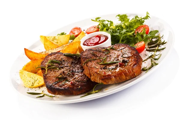 Gegrillte Steaks, Bratkartoffeln und Gemüsesalat — Stockfoto