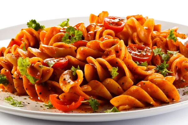 Pasta con carne, salsa de tomate, parmesano y verduras — Foto de Stock