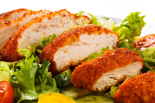 Vegetable salad with fried chicken meat — Stock Photo, Image