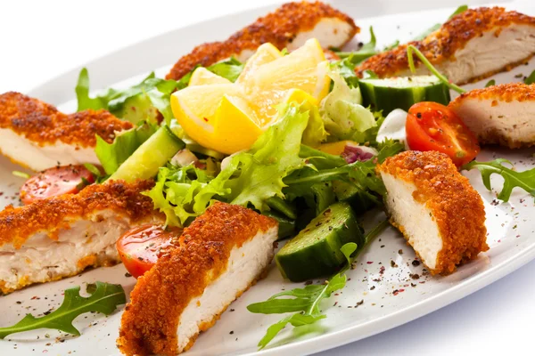 Fried chicken breast and vegetables — Stock Photo, Image