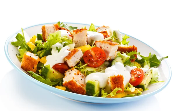 Salade de légumes avec viande de poulet frite — Photo