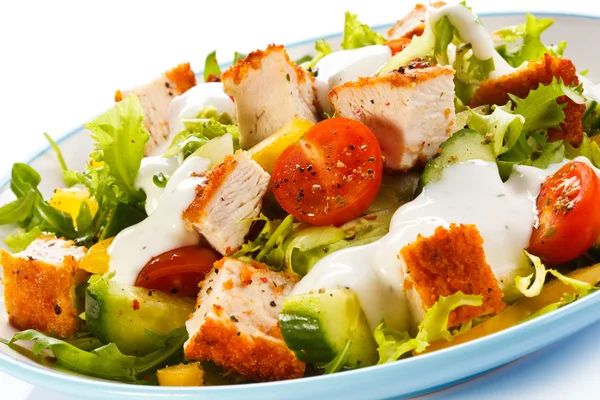 Vegetable salad with fried chicken meat — Stock Photo, Image