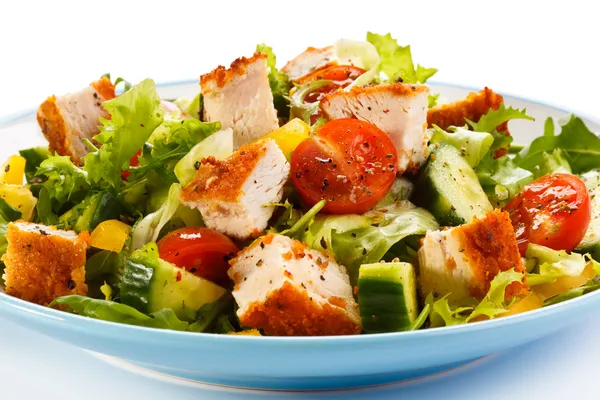 Salada de legumes com carne de frango assada — Fotografia de Stock