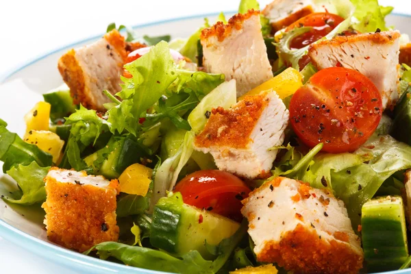 Salade de légumes avec viande de poulet rôtie — Photo