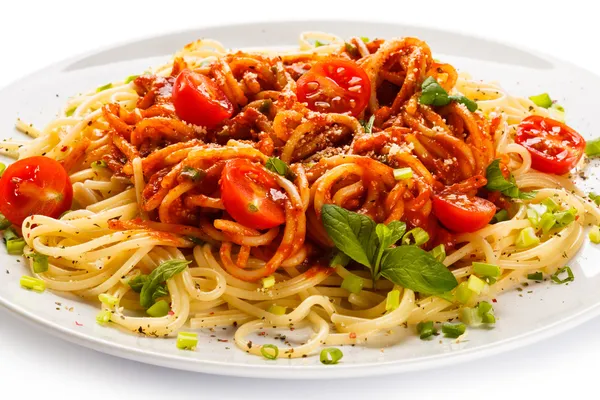 Pasta met vlees, tomatensaus, parmezaanse kaas en groenten — Stockfoto