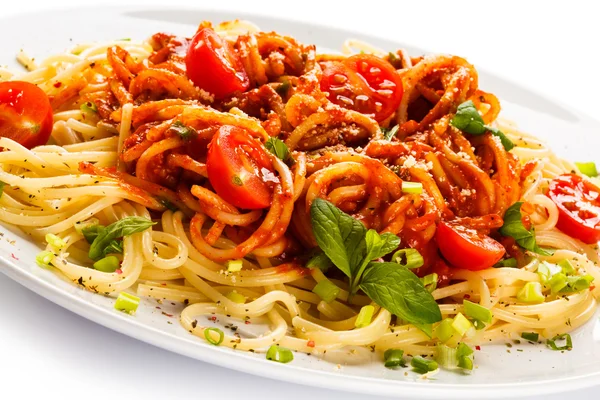 Pasta con carne, salsa de tomate, parmesano y verduras — Foto de Stock