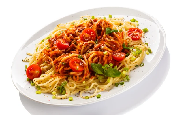 Pasta met vlees, tomatensaus, parmezaanse kaas en groenten — Stockfoto