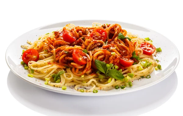 配肉、番茄酱、意面和蔬菜的意大利面 — 图库照片