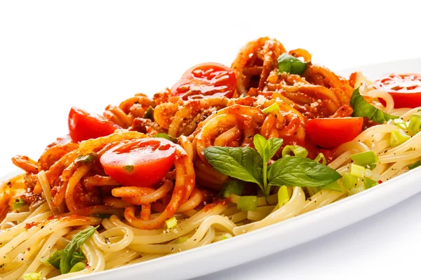 Pasta met vlees, tomatensaus, parmezaanse kaas en groenten — Stockfoto