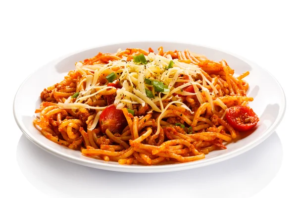 Etli makarna, domates sosu, parmesan ve sebze. — Stok fotoğraf