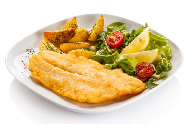 Prato de peixe - filé de peixe frito com batatas assadas e verduras — Fotografia de Stock