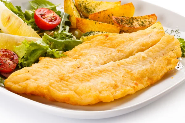 Plat de poisson - filet de poisson frit avec pommes de terre au four et légumes — Photo
