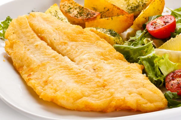 Fischgericht - gebratenes Fischfilet mit Bratkartoffeln und Gemüse — Stockfoto