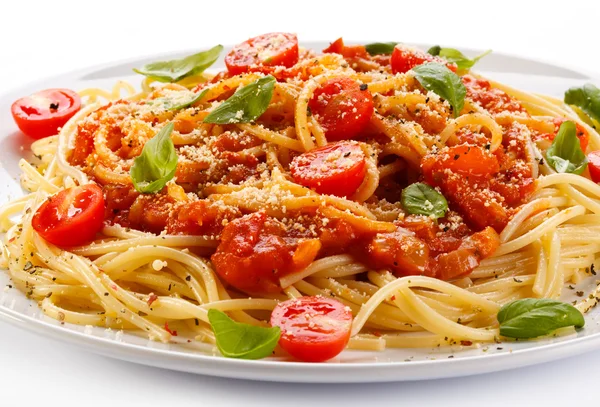 Pasta con carne, salsa de tomate, parmesano y verduras — Foto de Stock