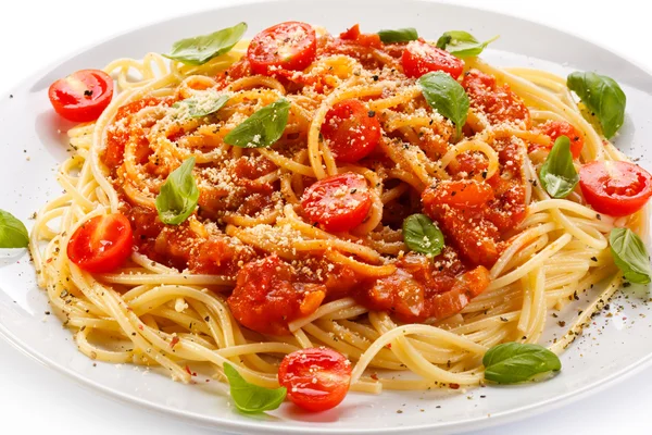 Pasta con carne, salsa di pomodoro, parmigiano e verdure — Foto Stock