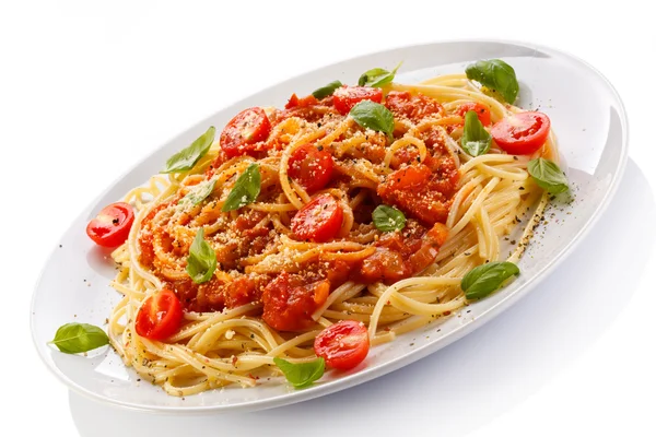 Pasta met vlees, tomatensaus, parmezaanse kaas en groenten — Stockfoto