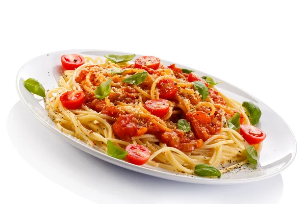 Makaron z mięsem, sosem pomidorowym, parmezanem i warzywami — Zdjęcie stockowe
