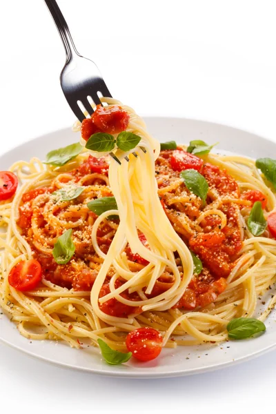 Pasta met vlees, tomatensaus, parmezaanse kaas en groenten — Stockfoto