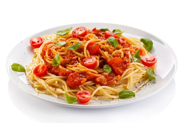 Pasta met vlees, tomatensaus, parmezaanse kaas en groenten — Stockfoto