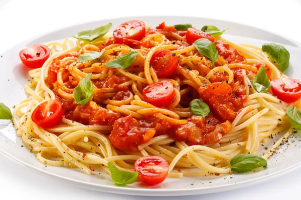 Nudeln mit Fleisch, Tomatensauce, Parmesan und Gemüse — Stockfoto