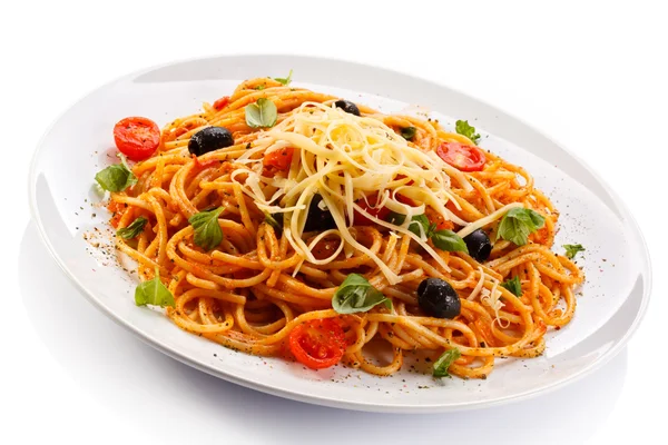 Pasta with meat, tomato sauce, parmesan and vegetables — Stock Photo, Image