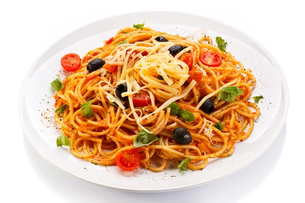 Pasta met vlees, tomatensaus, parmezaanse kaas en groenten — Stockfoto