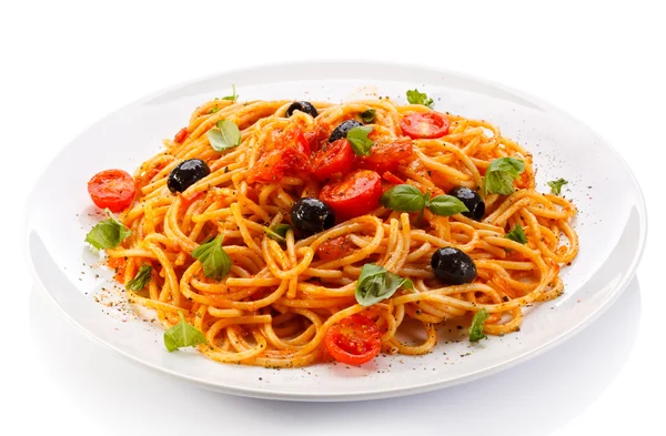Pasta con carne, salsa di pomodoro, parmigiano e verdure — Foto Stock
