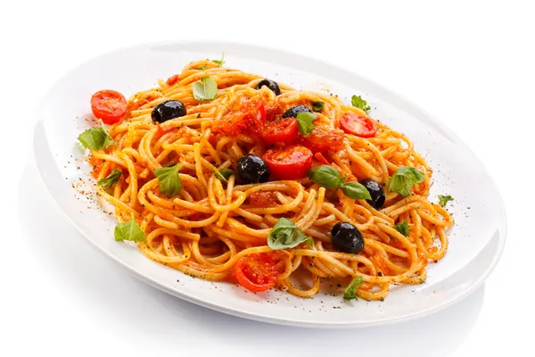 Pasta med kött, tomatsås, parmesan och grönsaker — Stockfoto