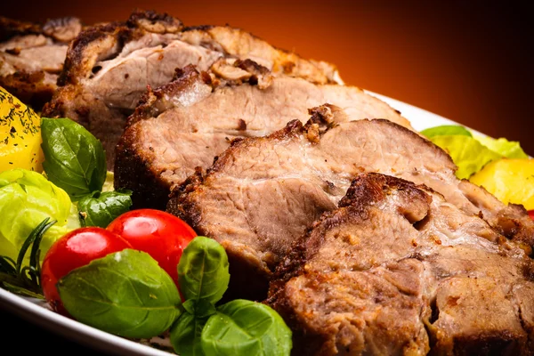 Carne e produtos hortícolas torrados — Fotografia de Stock