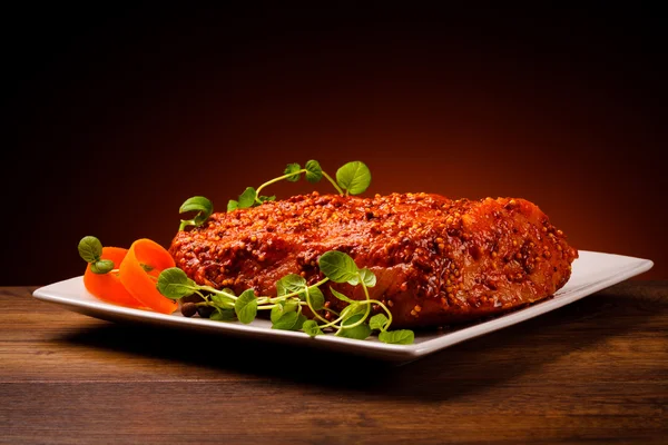 Carne de porco e produtos hortícolas marinados em bruto — Fotografia de Stock