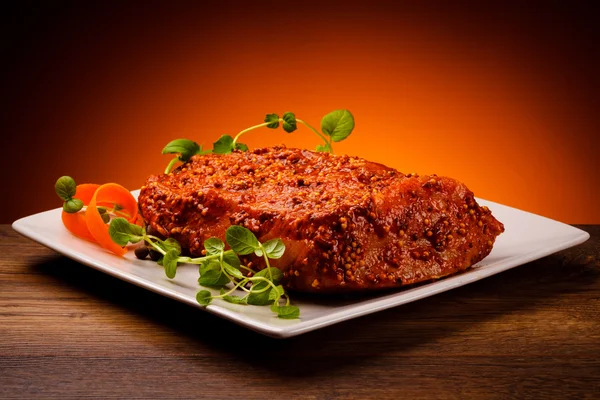 Ruwe gemarineerd varkensvlees en groenten — Stockfoto