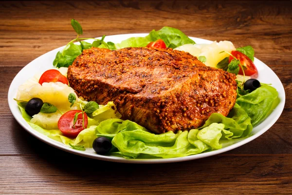 Carne de porc și legume crude, marinate — Fotografie, imagine de stoc