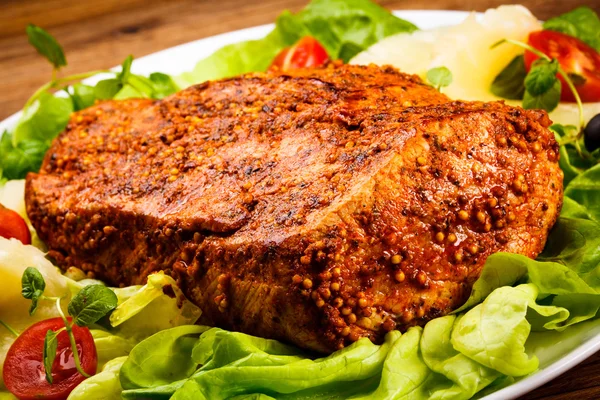Rauwe, gemarineerd varkensvlees en groenten — Stockfoto