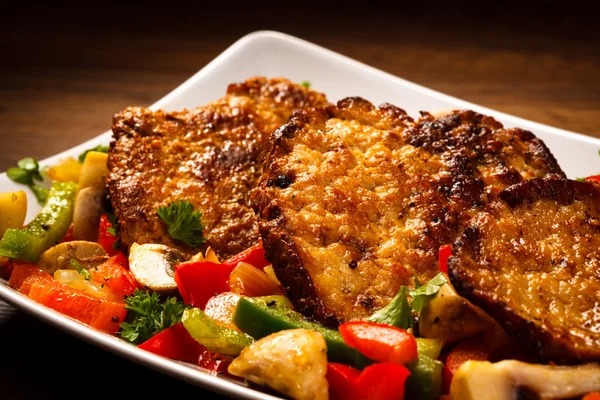 Grilled steaks and vegetables — Stock Photo, Image