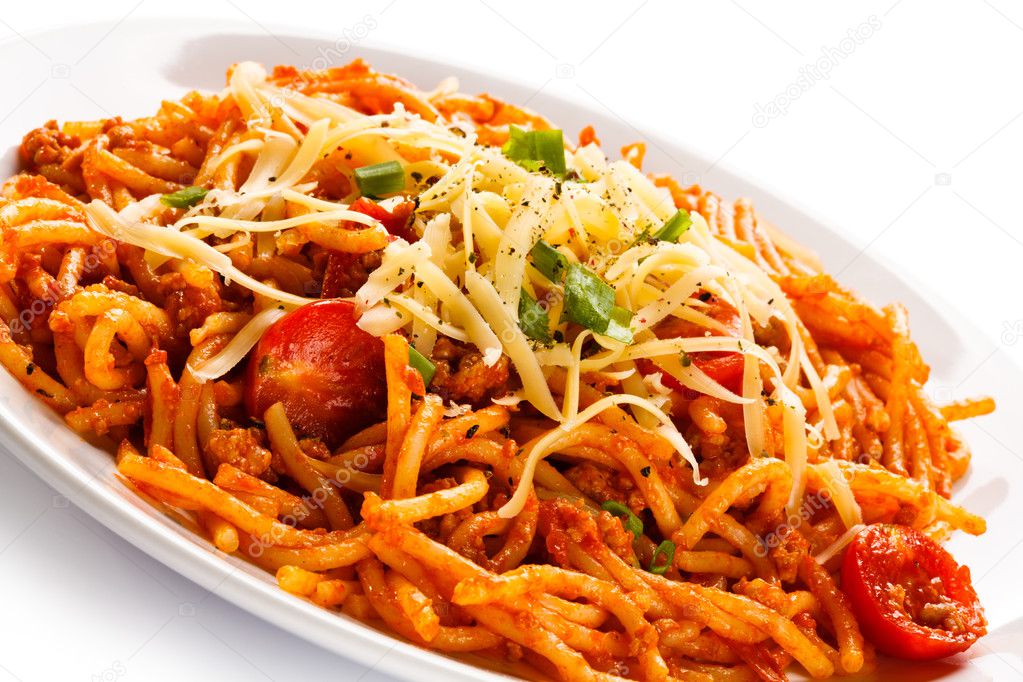 Паста с мясом, томатным соусом, пармезаном и овощами