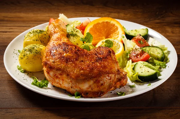 Roasted chicken leg and vegetables — Stock Photo, Image