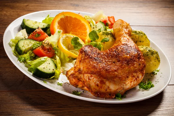 Roasted chicken leg and vegetables — Stock Photo, Image