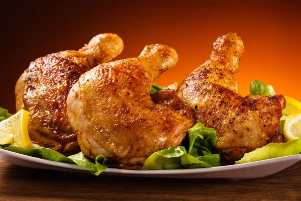 Rostad kyckling ben och grönsaker — Stockfoto
