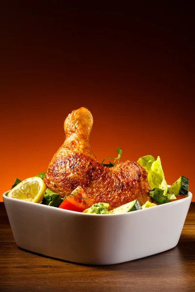 Sült csirkecomb és zöldségek — Stock Fotó