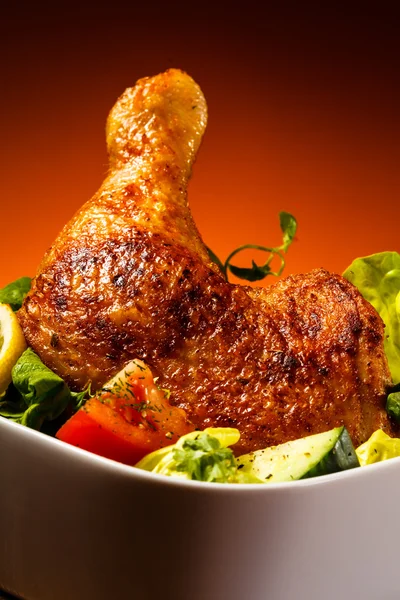 Roasted chicken leg and vegetables — Stock Photo, Image