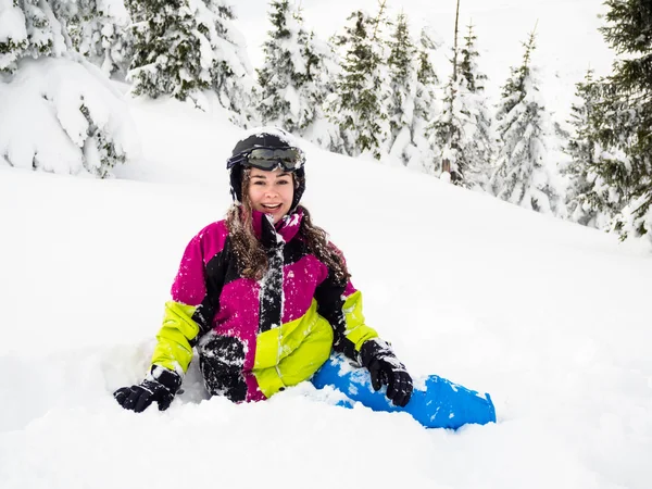 Niña adolescente esquiando —  Fotos de Stock