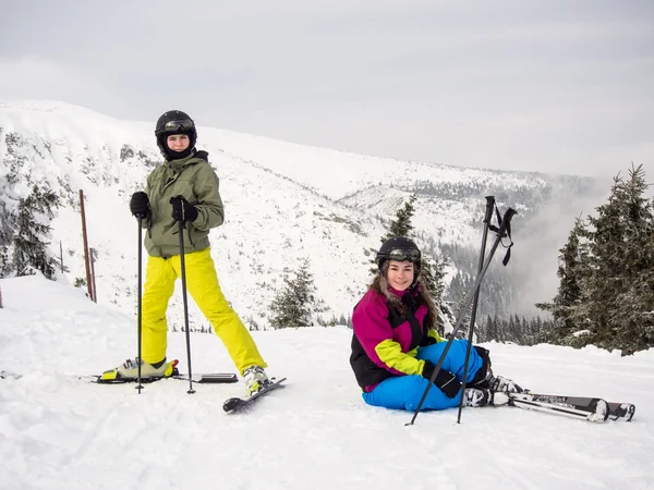 Adolescente menina e menino esqui — Fotografia de Stock