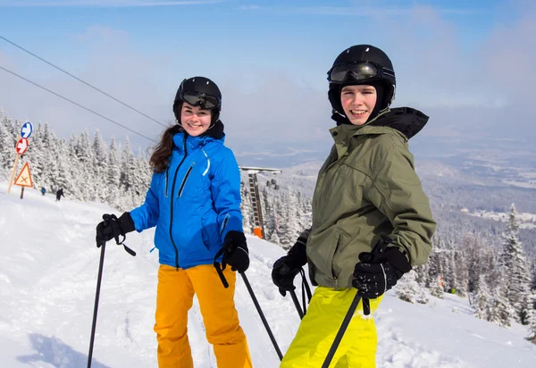 Adolescente menina e menino esqui — Fotografia de Stock