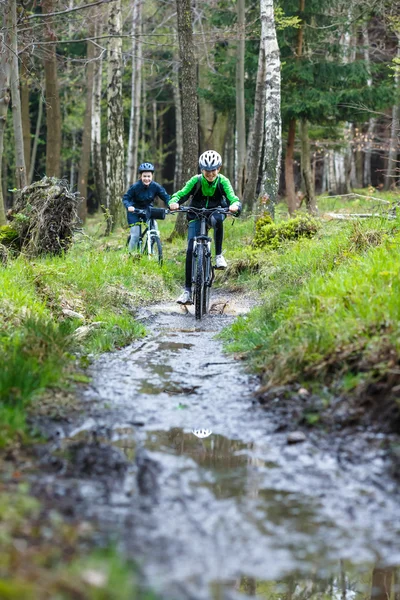 Jonge mensen paardrijden fietsen — Stockfoto